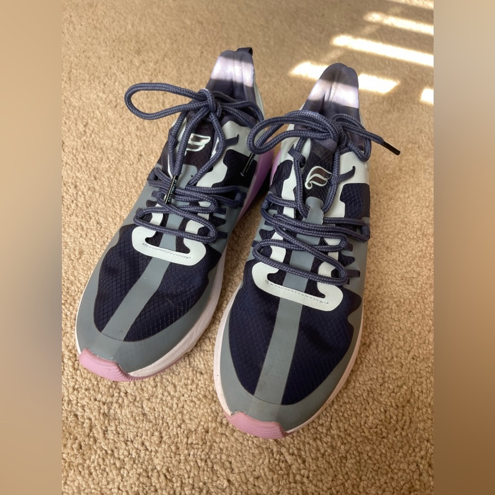 WOMEN'S FABLETICS TENNIS SHOE - SIZE 6
